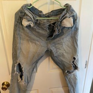 Distressed boyfriend capris